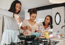 Кулінарна незалежність: 24 найважливіші навички, які підготують підлітка до дорослого життя