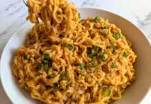 Покращуємо звичайну локшину швидкого приготування: простий лайфхак з арахісовим соусом із 3 інгредієнтів