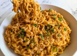 Покращуємо звичайну локшину швидкого приготування: простий лайфхак з арахісовим соусом із 3 інгредієнтів