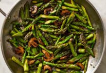 Швидке соте з насиченим смаком умами: спаржа та гриби на одній сковороді