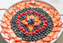 Torta de frutas vermelhas, brancas e azuis para o fim de semana