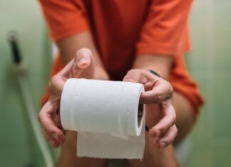 Ця 1 звичка до туалету робить вас більш схильними до геморою — і ви, ймовірно, це робите