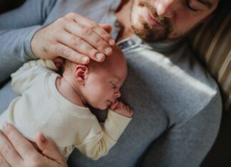 Чому новим батькам так важко повернутися до роботи після народження дитини