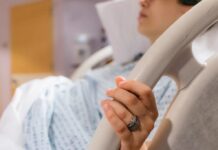 Він кричить, вона забороняє: Виселення з пологової зали